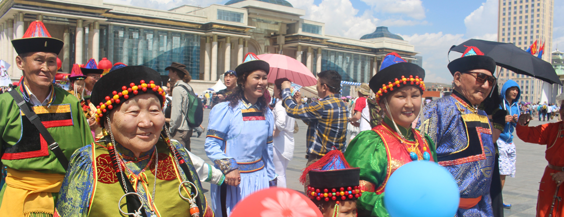 Дээлтэй Монгол